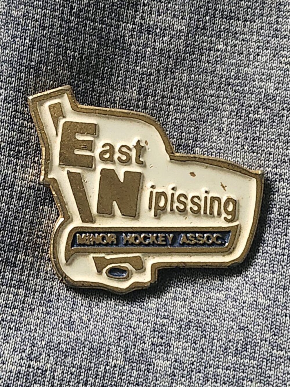 East Nipissing Minor Hockey Assoc. Pin – Vintage Gold‑Tone Collectible